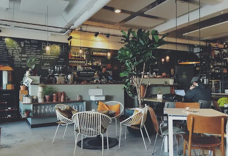 Layanan Interior Cafe & Retail oleh Simetris Desain di Bandung