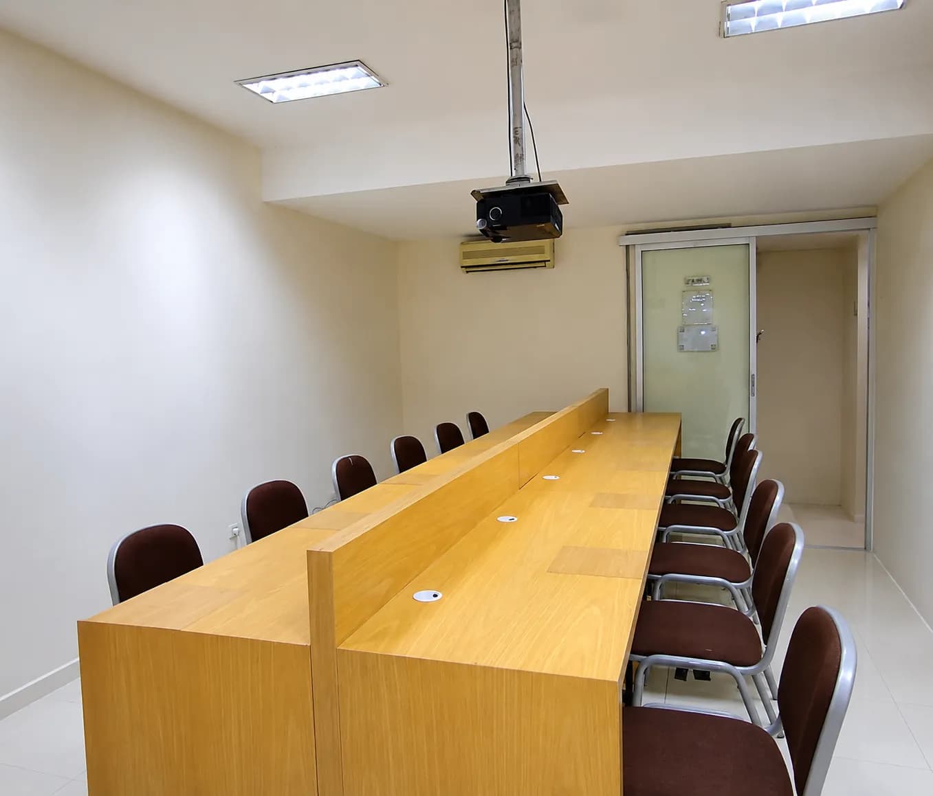 Proyek Meja Kerja Kantor di Bandung oleh Simetris Desain